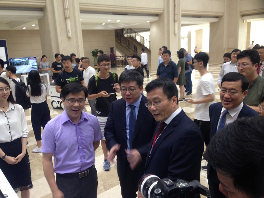 阳德青向领导介绍学院科研成果