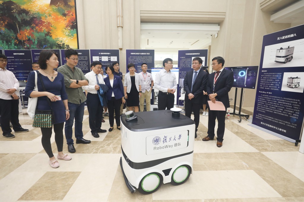 陈群参观世界人工智能大会复旦大学科研进展与成果互动展区